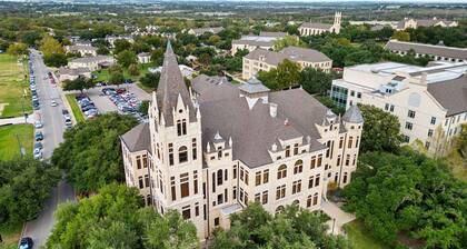 Downtown Georgetown Retreat for the family or entertaining. Pet-Friendly!