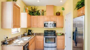 雪櫃、微波爐、焗爐、爐具