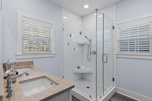 Shower, hair dryer, towels - Family & Dog Friendly | Walk to Beach & Dining (Santa Rosa Beach)