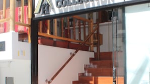 Fachada de una tienda con un letrero que dice 'YANAY COLLECTION'.