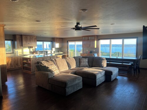 Beautiful newly renovated home overlooking Lewis and Clark lake.  