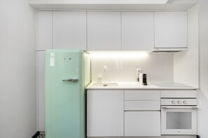 Geladeira, micro-ondas, fogão, cooktop