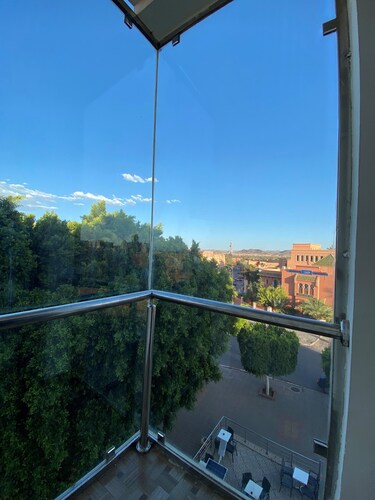 Luxury apartment with views of Oasis, air conditioning and quiet