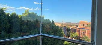 Luxury apartment with views of Oasis, air conditioning and quiet