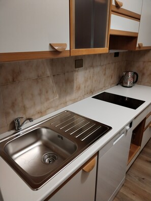 Jääkaappi, mikroaaltouuni, liesi, astianpesukone