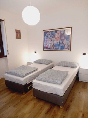 1 makuuhuone, työpöytä, silitysrauta/-lauta, vauvan matkasänky