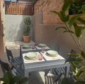 屋外ダイニングエリア