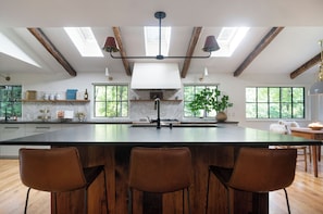 Réfrigérateur, four à micro-ondes, un four, surface de cuisson