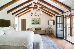 4 bedrooms, iron/ironing board, WiFi, bed sheets - The Peregrine: Flat Mountain Farm - expansive luxury home on historic 28 acre rhododendron farm (Highlands)