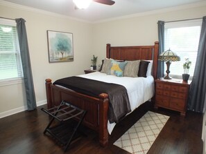 2 slaapkamers, een bureau, een strijkplank/strijkijzer, gratis wifi