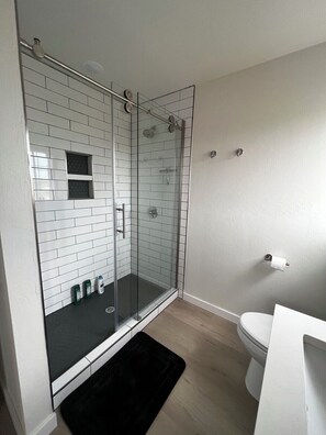 Dusj, hårføner og håndklær