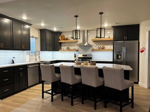 Geladeira, micro-ondas, fogão, cooktop