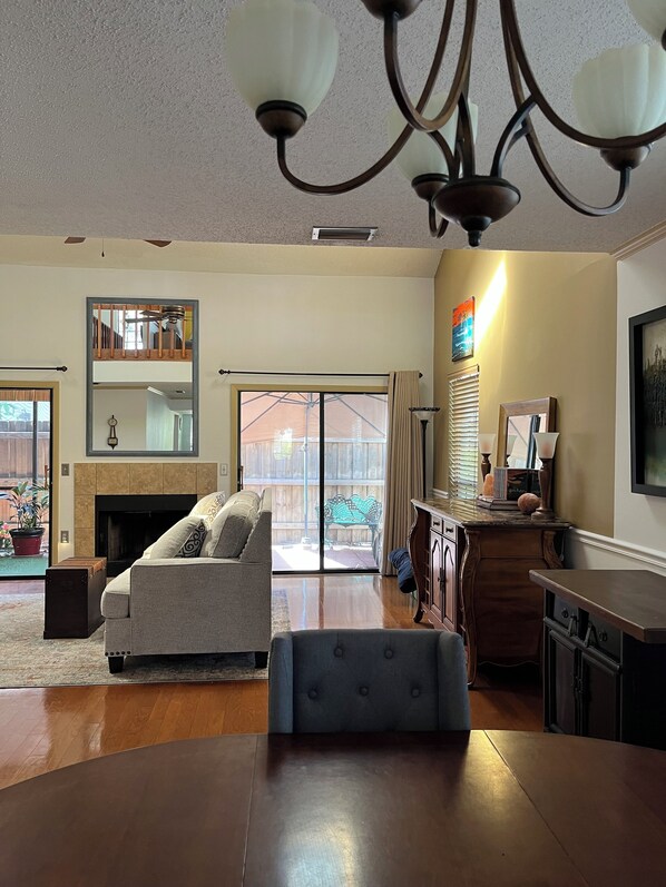 Smart TV, fireplace, DVD player, books - Available starting April 5, Town Home near Mercato Shops & Vanderbilt Beach (Naples)