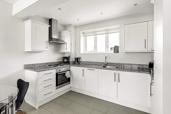 Basic Apartment, 1 Double Bed | Private kitchen