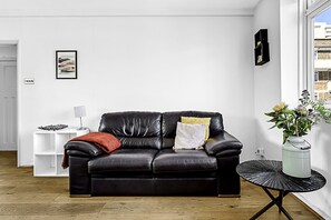 Leilighet – basic, 1 dobbeltseng | Oppholdsområde | TV