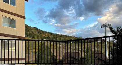 Mountainside ski-in condo near Ski Time Square