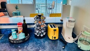 Een aanrecht met een koffiezetapparaat, toaster en koffiemachine.
