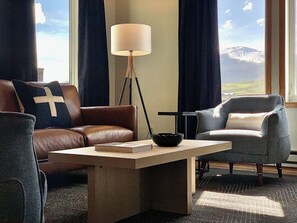 Smart TV, fireplace, video games, books - Designer Condo #3: Views, Hot Tub, Fireplace, 75" & 55" TVs, Sonos, Town/Ski Bus (Mt. Crested Butte)