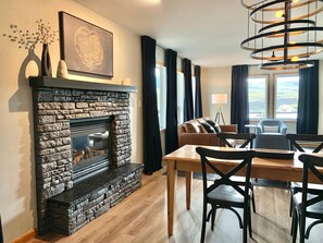 Smart TV, fireplace, video games, books - Designer Condo #3: Views, Hot Tub, Fireplace, 75" & 55" TVs, Sonos, Town/Ski Bus (Mt. Crested Butte)