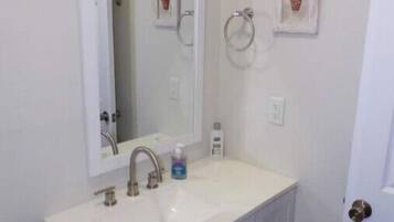 Hårføner, håndklær, såpe og sjampo