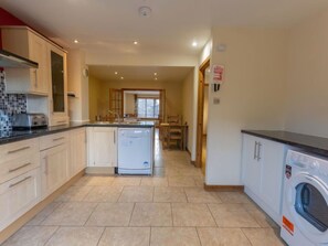 Kjøleskap, mikrobølgeovn, oppvaskmaskin og brødrister