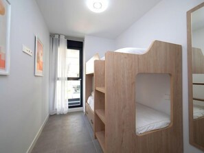 3 bedrooms, desk, Internet