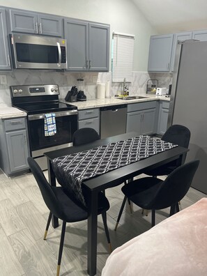 Kühlschrank, Mikrowelle, Ofen, Herdplatte