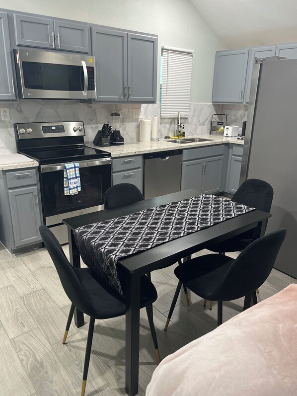 Fridge, microwave, oven, stovetop - EADO 3BR Downtown Houston home (Houston)