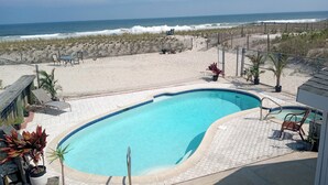 Une piscine avec vue sur la plage et l’océan.