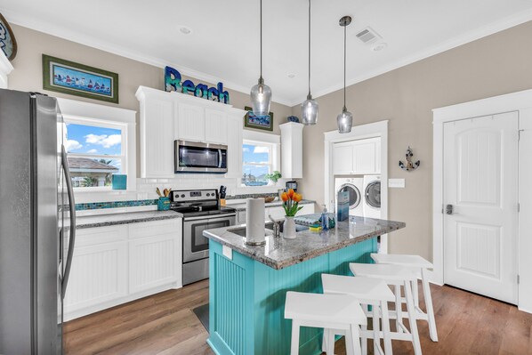 冷蔵庫、電子レンジ、オーブン、コンロ