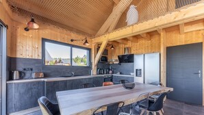 Wasserkocher mit Kaffee-/Teezubehör, Kühlschrank, Mikrowelle, Ofen