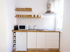 Kühlschrank, Mikrowelle, Herdplatte, Wasserkocher mit Kaffee-/Teezubehör