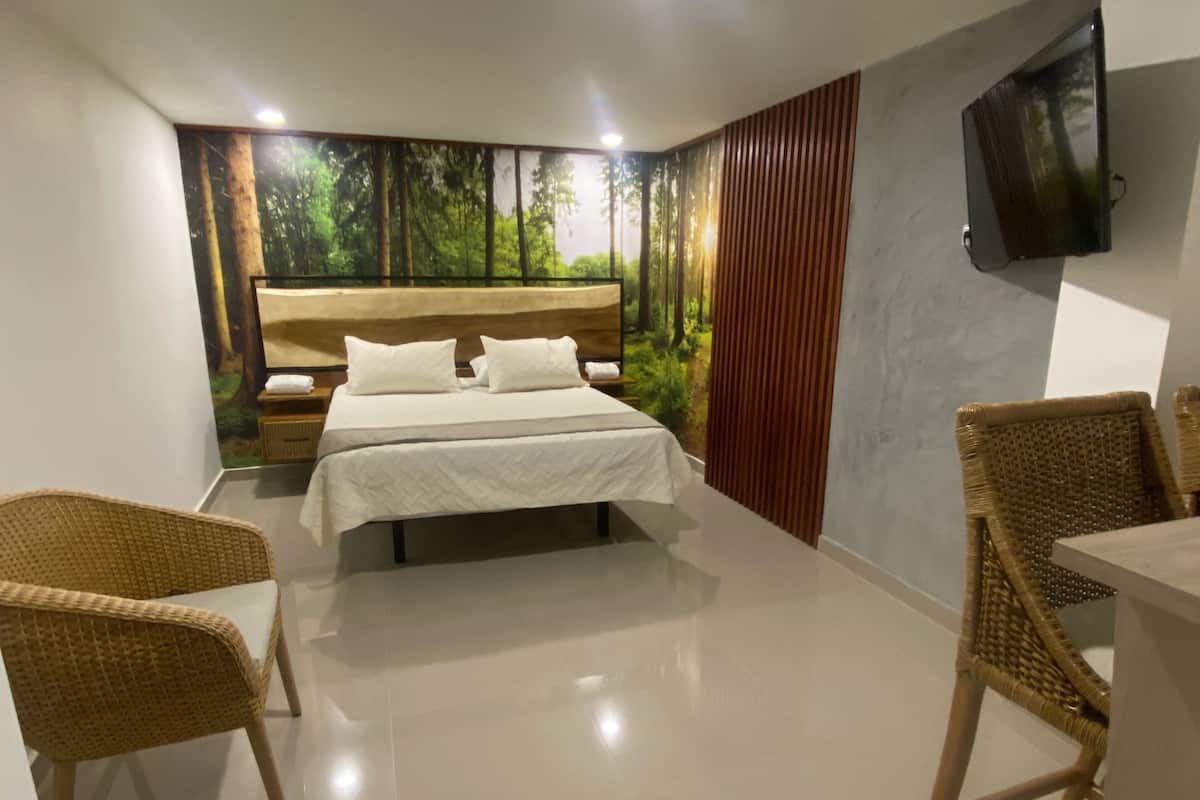 Luxe tweepersoonskamer, 1 queensize bed, en-suite badkamer, op benedenverdieping | 1 slaapkamer, luxe beddengoed, een laptopwerkplek, geluiddichte muren