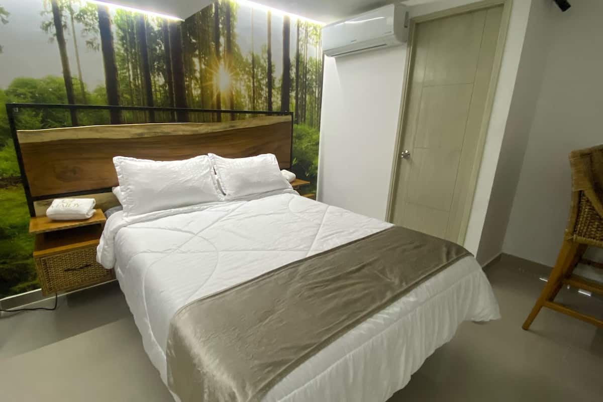 Luxe tweepersoonskamer, 1 tweepersoonsbed, en-suite badkamer, op benedenverdieping | 1 slaapkamer, luxe beddengoed, een laptopwerkplek, geluiddichte muren