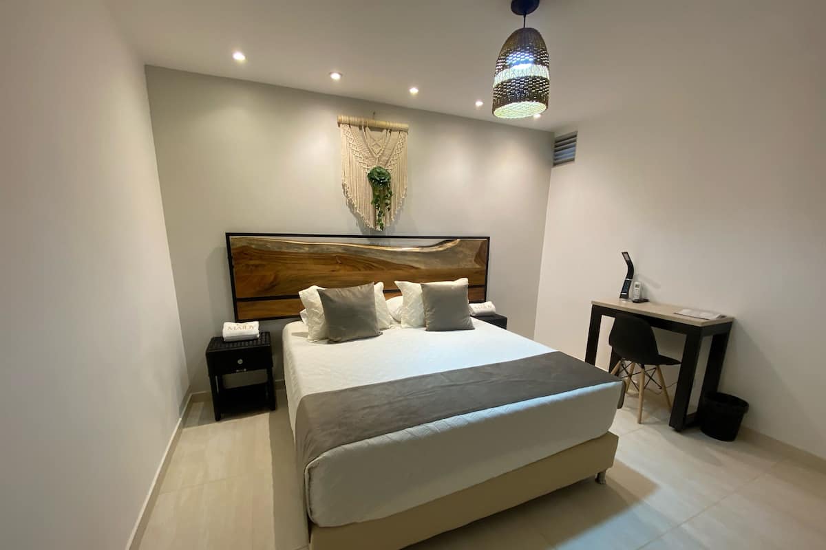 Luxe kamer | 1 slaapkamer, luxe beddengoed, een laptopwerkplek, geluiddichte muren