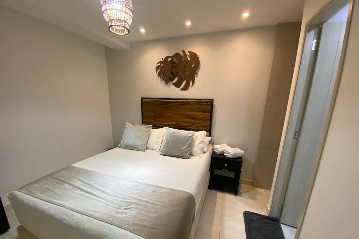 1 slaapkamer, luxe beddengoed, een laptopwerkplek, geluiddichte muren