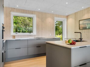 Kylskåp, mikrovågsugn, ugn och diskmaskin