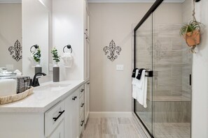 Douche, sèche-cheveux, serviettes fournies, savon