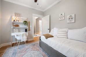 5 bedrooms, iron/ironing board, WiFi, bed sheets