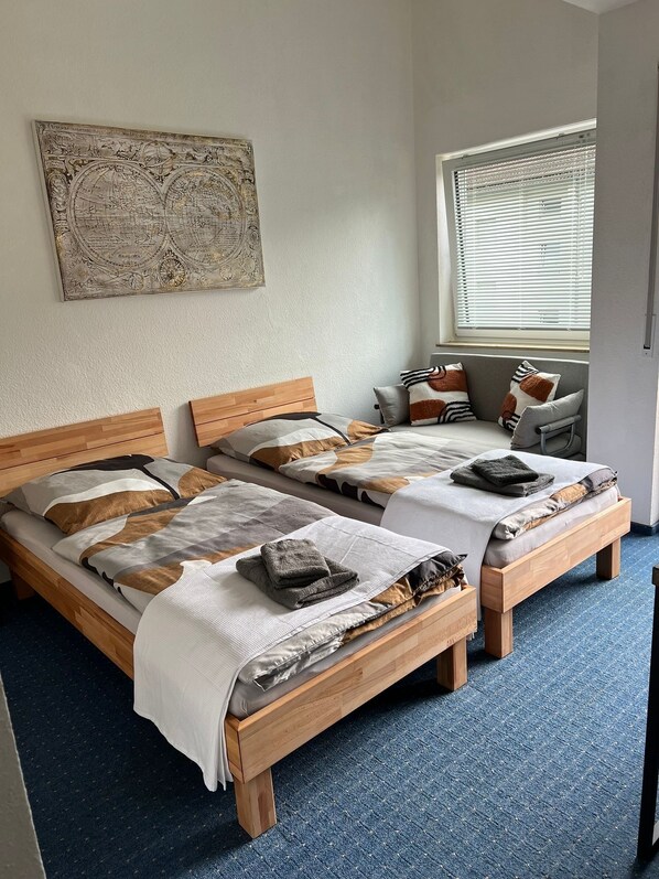 1 室のベッドルーム、デスク、アイロン / アイロン台、WiFi (無料)