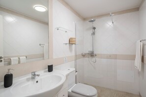 淋浴设施、吹风机、毛巾