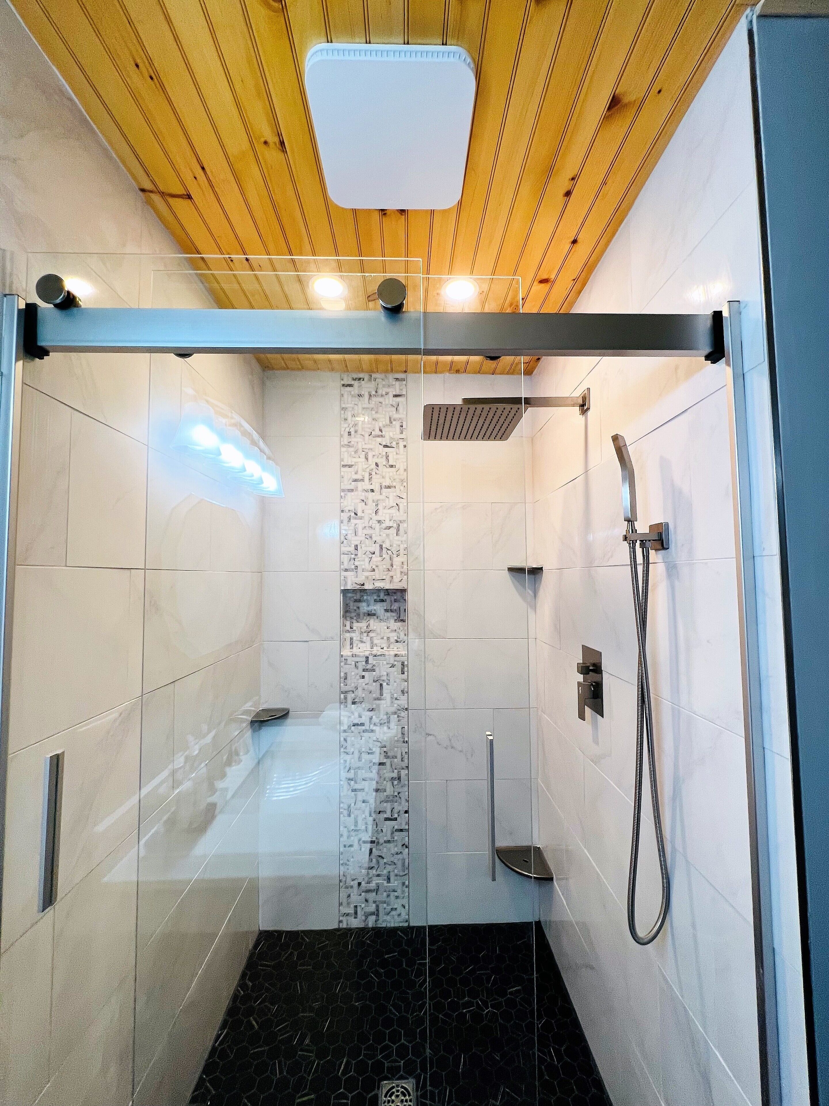 Douche, sèche-cheveux, serviettes fournies, savon