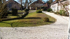 A residential area with houses, a gravel driveway, and well-maintained lawns. - Domaine de la creuse (Moussey)