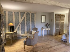 Deluxe-rum | Individuell inredning, unika möbler, skrivbord och ljudisolering