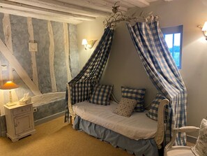 Individually decorated, individually furnished, desk, soundproofing - Domaine de la creuse (Moussey)