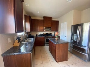 Private kitchen - Sleeps 8:Spacious Retreat with Fast WiFi & Fully Stocked Amenities (Katy)