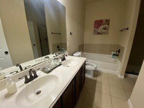 Bathroom - Sleeps 8:Spacious Retreat with Fast WiFi & Fully Stocked Amenities (Katy)
