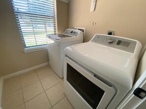 Interior - Sleeps 8:Spacious Retreat with Fast WiFi & Fully Stocked Amenities (Katy)