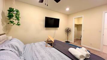 2 Schlafzimmer, Schreibtisch, Bügeleisen/Bügelbrett, Reisekinderbett