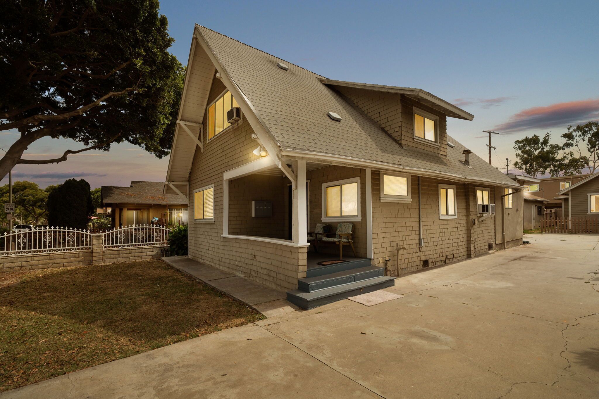 Gorgeous craftsman front House 2 miles from the beach.